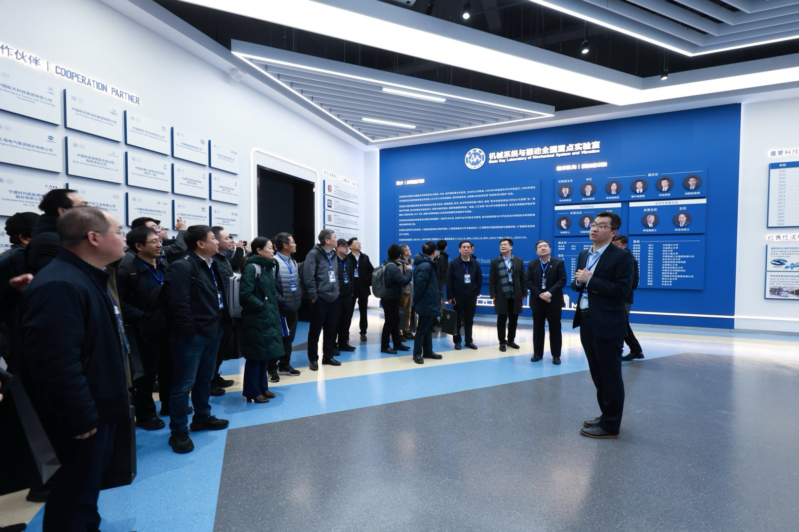 1770193013295463.jpg 8.实验室参观.jpg