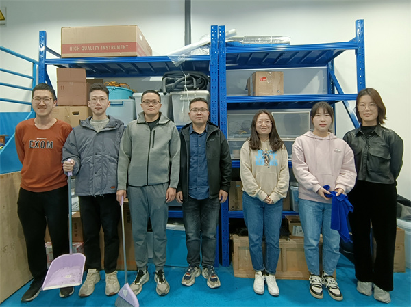 图3 工热所董威老师课题组学生党员清扫36365线路检测中心no1C楼152实验室合影.jpg