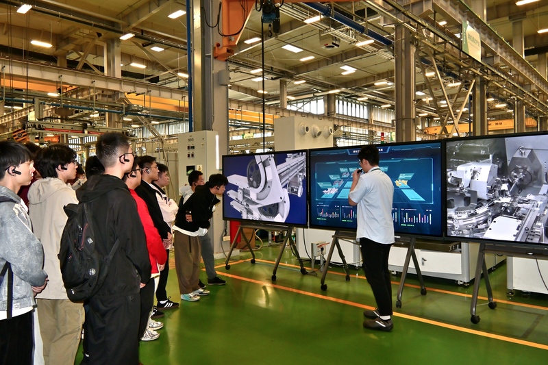 1761549690451175.jpg 图2-参观数字化工厂.jpg