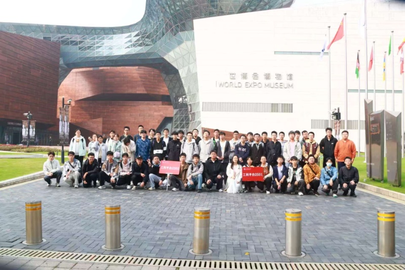 图片1：工科平台2501与2502师生在世博会博物馆前集体合影_resized.jpg