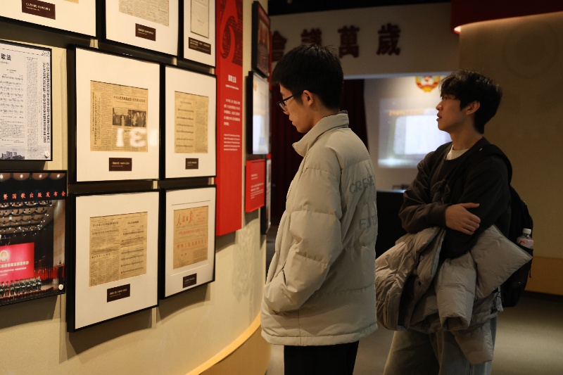 1766987685212985.jpg 图3 党员们参观国歌纪念馆_resized.JPG