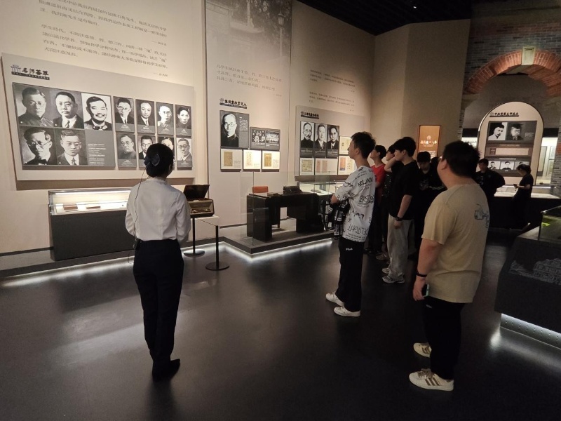 1779450485518768.jpg 1参观办学历程_resized.jpg